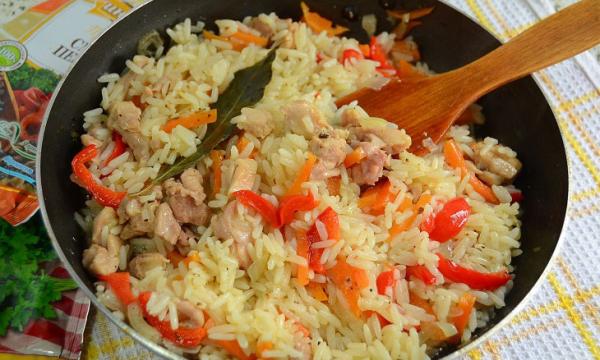 Рис з овочами і куркою – рецепт на сковорідці